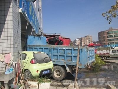 兩車(chē)相撞一人被困 泉州消防緊急救援 
