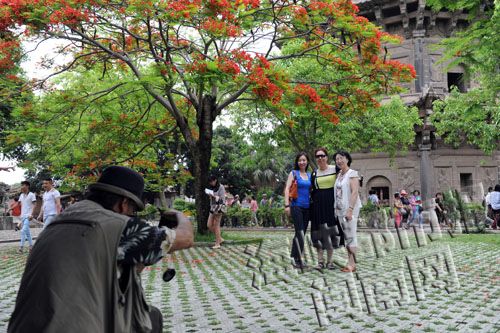 海外媒體參訪團(tuán)成員在泉州開(kāi)元寺東西塔下合影